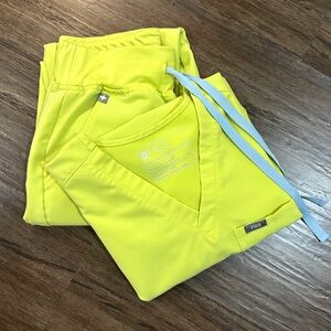 Figs XS Citrine Set. Catarina Top Size XS. Zamora Joggers Size XS (Reg Length)